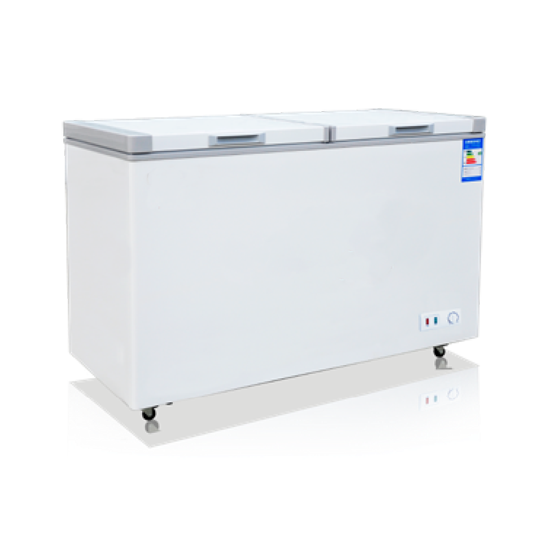 Van boven openende diepvrieskist met vlakke bodem Van boven openende diepvrieskist met vlakke bodem